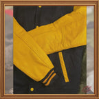 Marineblaue College-Jacke aus Wolle und echten gelben Lederärmeln 